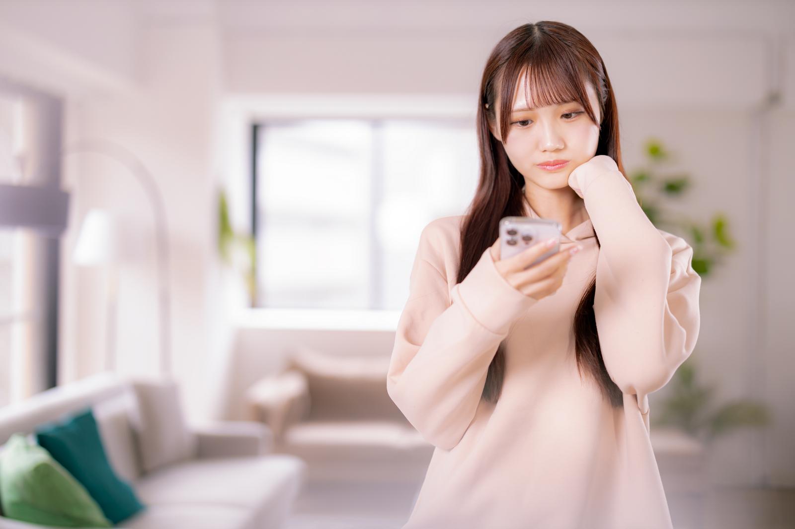 マッチングアプリでうまくいかないと悩む女性