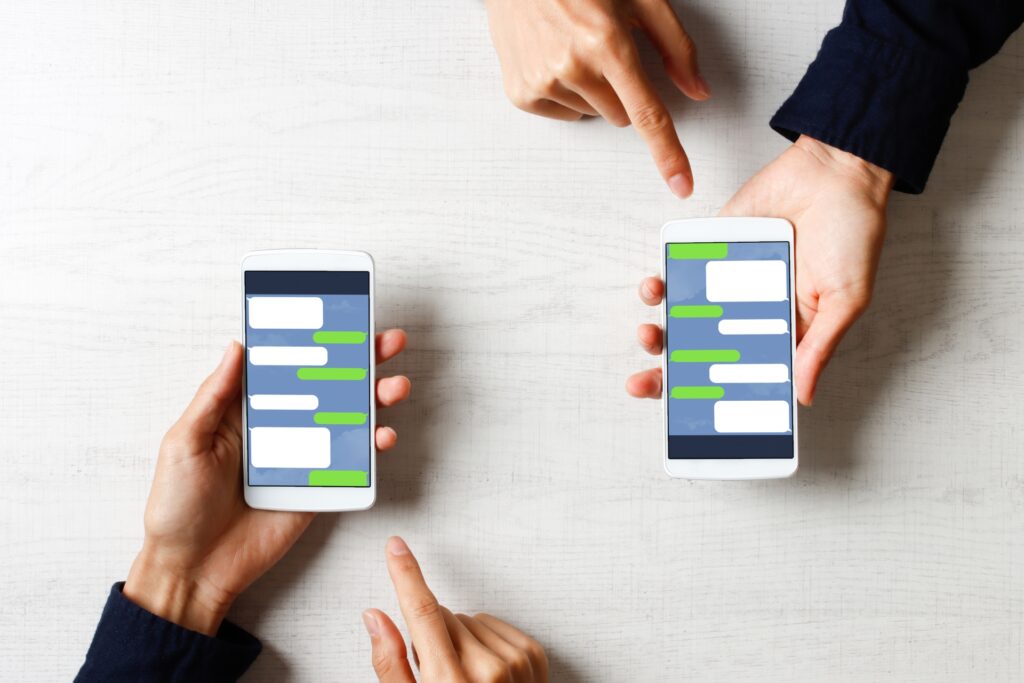 メッセージのやり取りをする様子